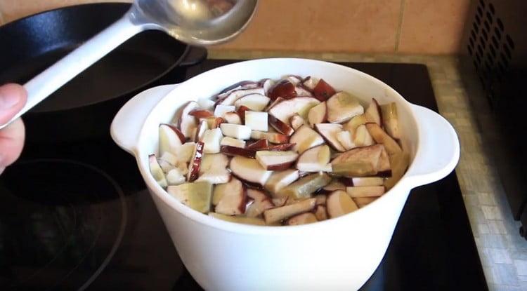 Versare i funghi con acqua in una casseruola e far bollire.