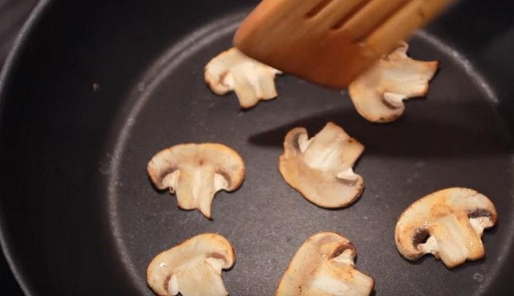 Per decorare una tale zuppa, le fette sottili di funghi possono essere fritte in una padella asciutta.