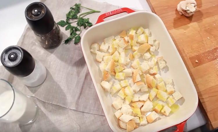 Spostiamo i pezzi di baguette in una teglia, cospargiamo di olio vegetale e li inviamo al forno.