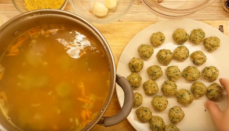 È ora di aggiungere le polpette alla zuppa.