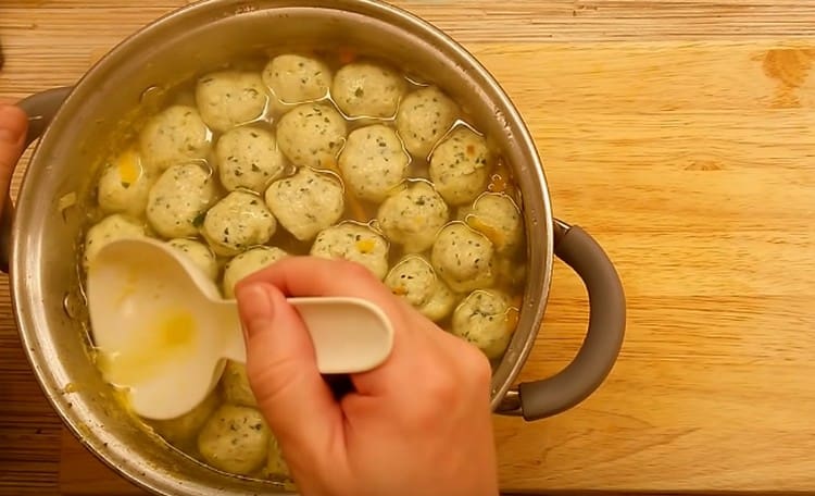 Durante la cottura di polpette, può apparire schiuma, deve essere rimosso.