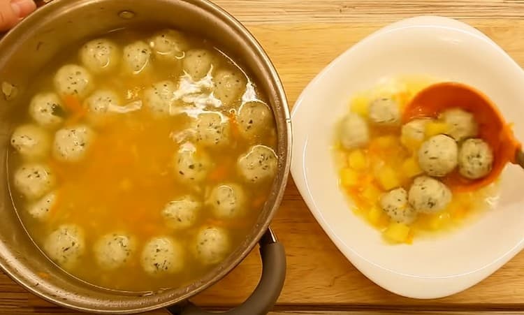 La zuppa di polpette di pollo si rivolge ad adulti e bambini.