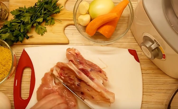 Prendi il petto di pollo e separa la carne dall'osso.