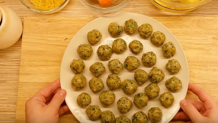 Produciamo piccole polpette di carne macinata.