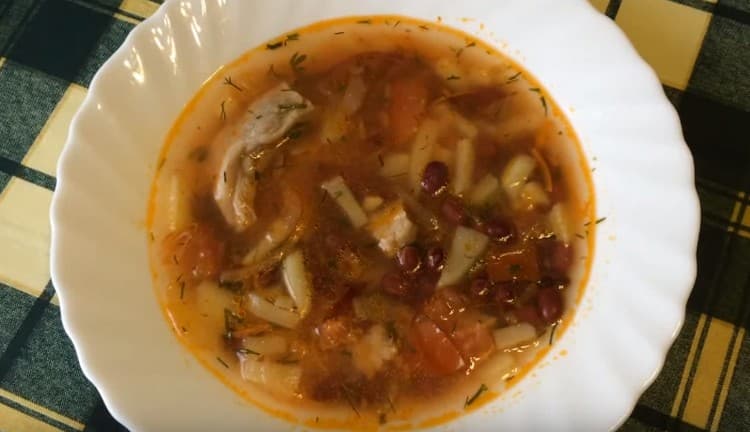 Una tale zuppa con fagioli in scatola è gustosa e soddisfacente.