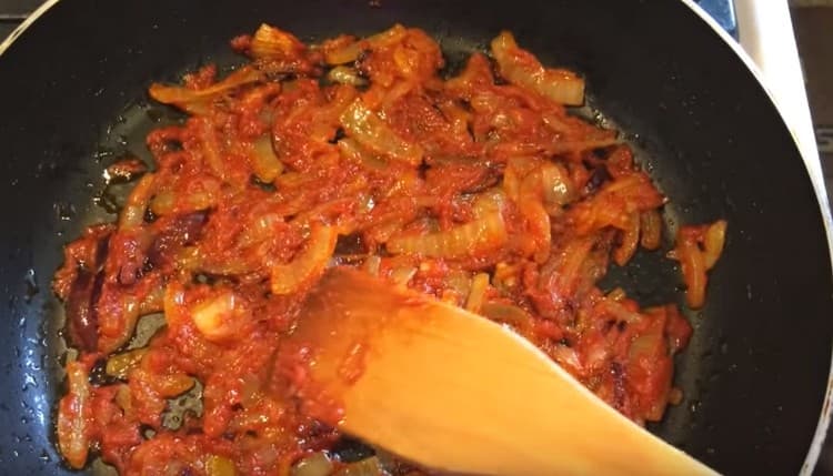 Aggiungi il concentrato di pomodoro alla cipolla e mescola la frittura.