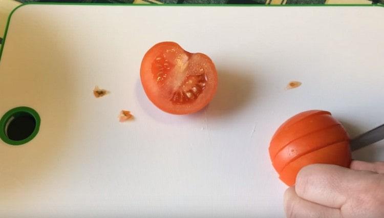 Tagliare il pomodoro a cubetti.