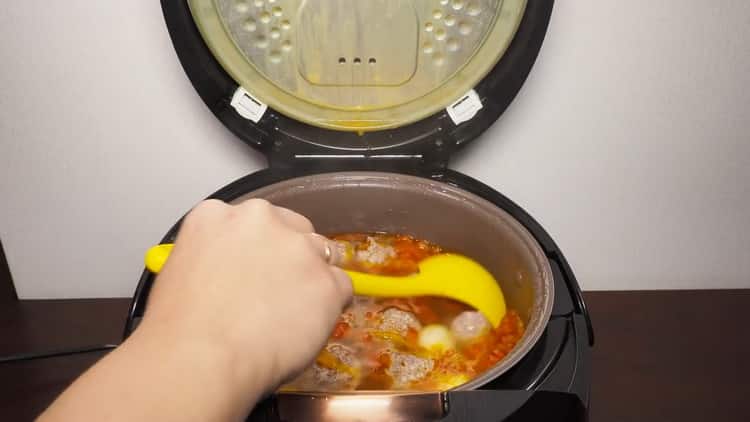 La deliziosa zuppa di polpette cotta in una pentola a cottura lenta è pronta