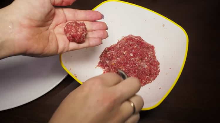 Rotolare le palline di carne macinata per fare la zuppa