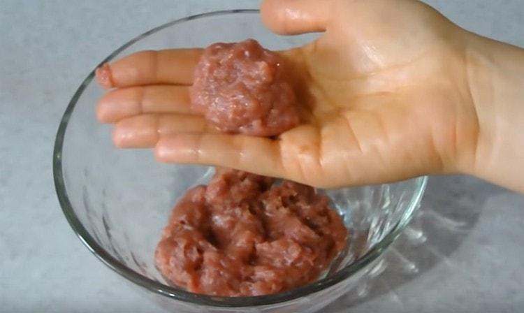 Formiamo piccole polpette di carne macinata.