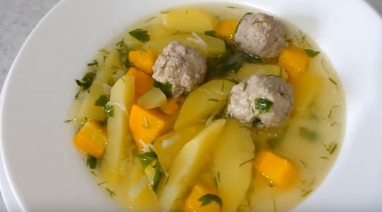 Questa zuppa con polpette e noodles piacerà ad adulti e bambini.