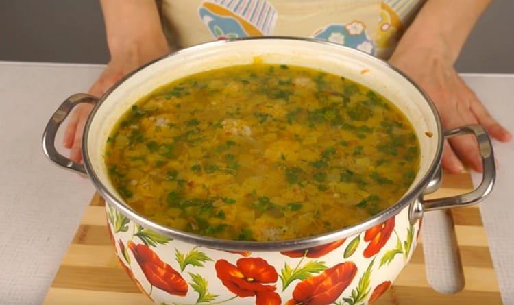 Alla fine della cottura, aggiungi le verdure tritate alla nostra zuppa con polpette e riso.