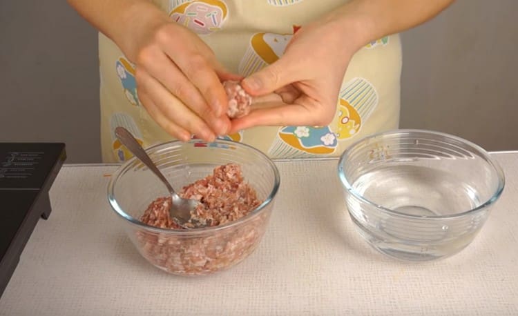 Usando un cucchiaino, formiamo le polpette.