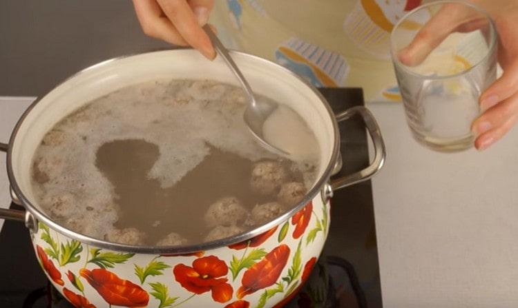 Facciamo bollire le polpette e dopo aver fatto bollire il brodo rimuoviamo la schiuma.