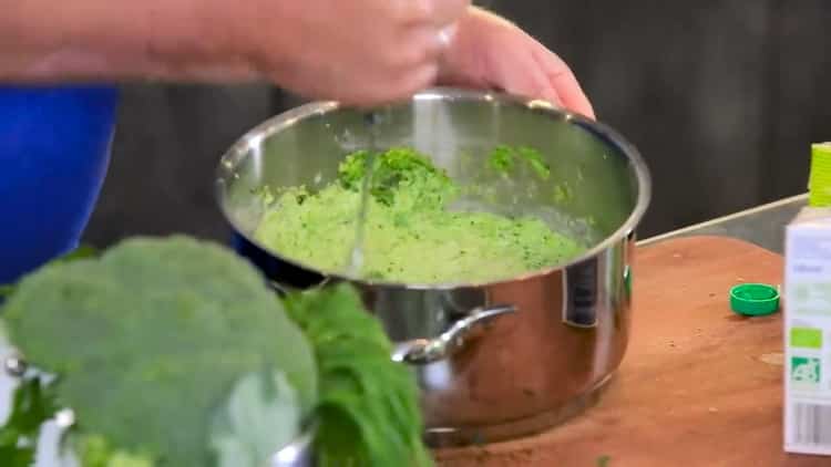 Per preparare la zuppa di polpette di tacchino, aggiungi la purea di panna