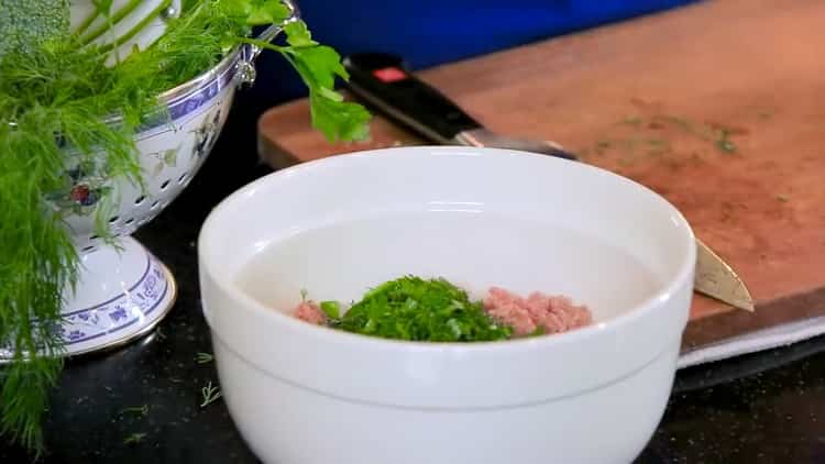 Per cucinare la zuppa di polpette di tacchino, tritare le verdure