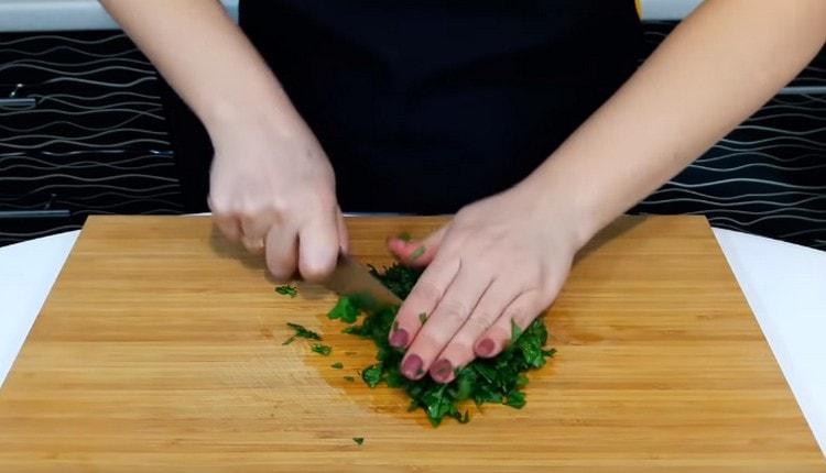 Macina il coriandolo con un coltello.