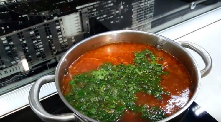 Zuppa pronta condita con coriandolo con aglio.