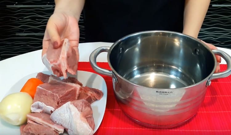 Per questo piatto devi tagliare la carne in ossa.