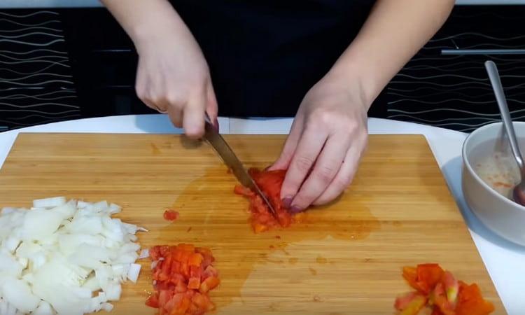 Tagliare il pomodoro a pezzetti.