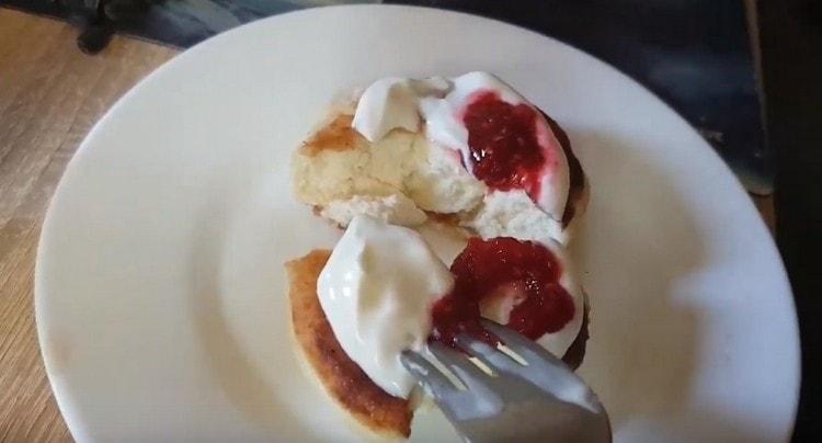 Servi tali frittelle di ricotta con panna acida o marmellata.