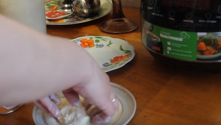 Coprire il latte condensato con un'altra porzione di ricotta, formare una frittella di ricotta e arrotolarla in semola.