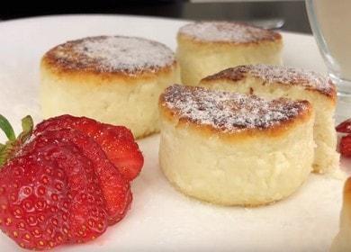 Prepariamo teneri frittelle di ricotta con semola secondo una ricetta passo-passo con una foto.