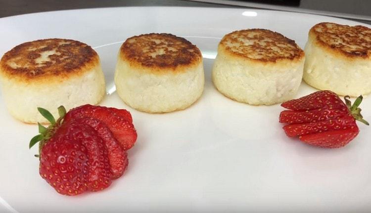 Come puoi vedere, le frittelle di ricotta con semola sono facili da preparare.