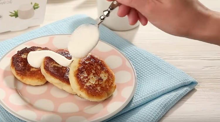 Al momento, le frittelle di ricotta con banana possono essere panna acida.