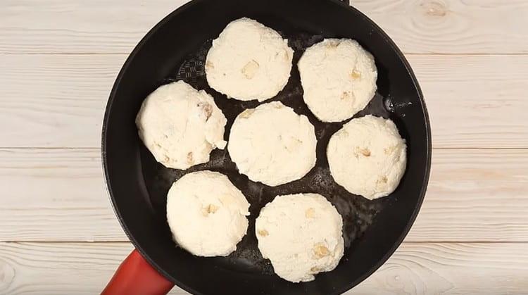 Scaldiamo la padella con olio vegetale, mettiamo sopra le torte di formaggio.