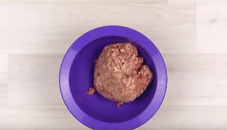 Metti la carne macinata in una ciotola.