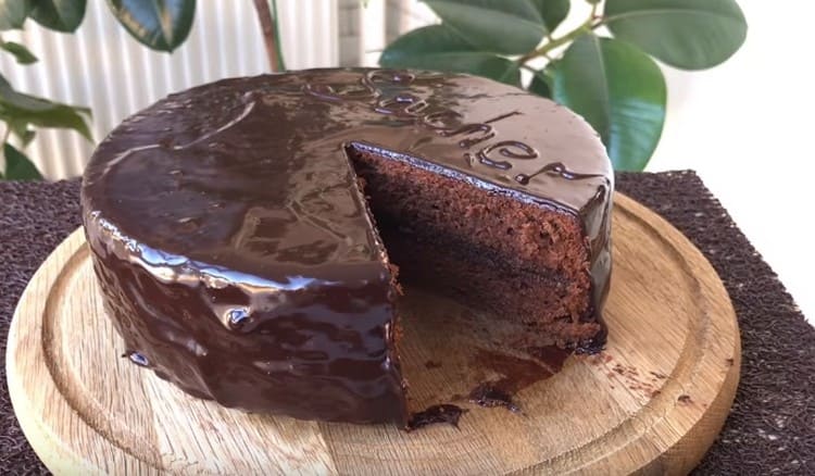 La nostra ricetta con foto ti aiuterà passo dopo passo a preparare una classica torta Sacher.