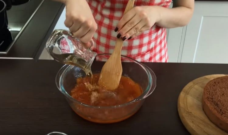 Alla marmellata di albicocche aggiungiamo acqua e cognac.