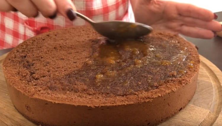 Saturare la fetta di torta accuratamente con il composto.