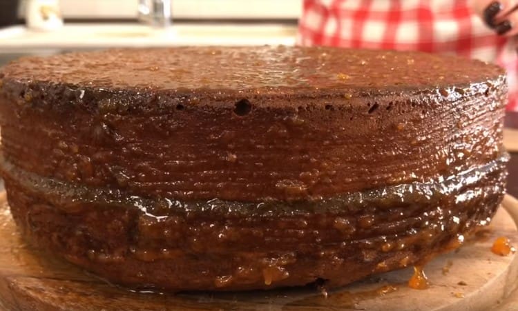 In cima, copriamo anche la torta vuota con l'impregnazione.