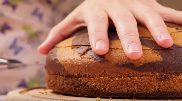 Taglia il cappello dalla torta, se si è formato durante la cottura.