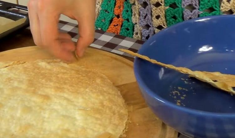 Salveremo le talee dalla torta per decorare la torta.