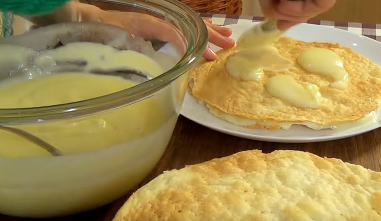 Raccogliamo la torta, spalmando tutte le torte con la panna.