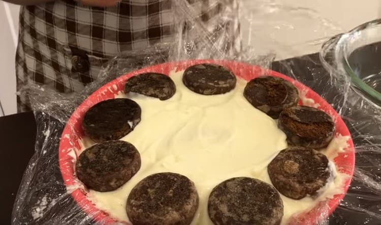 Con l'ultimo strato della torta spalmiamo solo i biscotti di pan di zenzero, sottosopra.