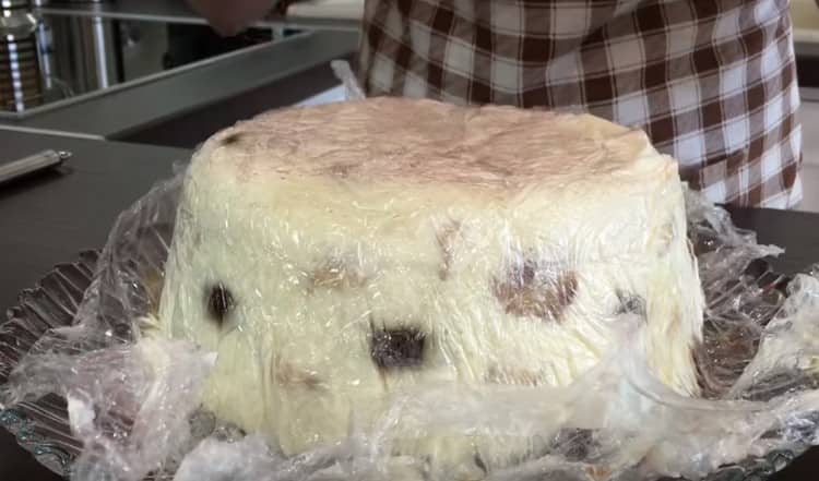 Prendiamo la torta dal frigorifero e la giriamo con cura sul piatto, rimuoviamo il modulo.