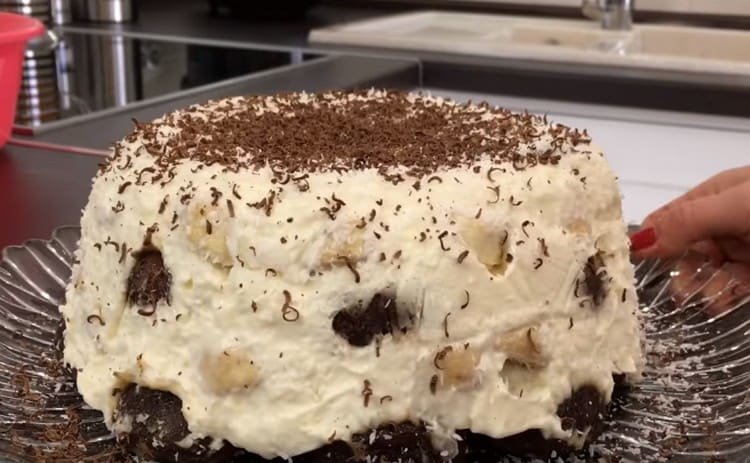 Una tale torta di pan di zenzero senza cottura può essere decorata con cocco e cioccolato grattugiato.