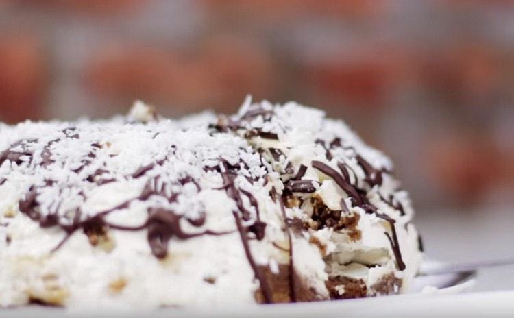 Puoi decorare una torta di pan di zenzero con banane con cioccolato e cocco.