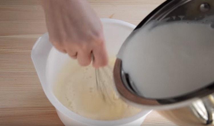 Nella massa di uova con costante agitazione, introduciamo latte caldo.