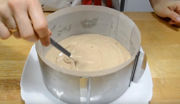 Copri la torta con un soufflé al cioccolato.