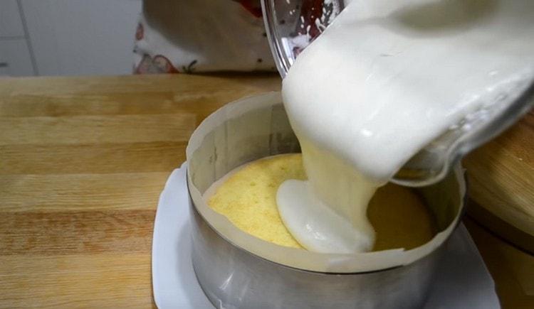 Distribuire la seconda torta e coprirla con un soufflé bianco.