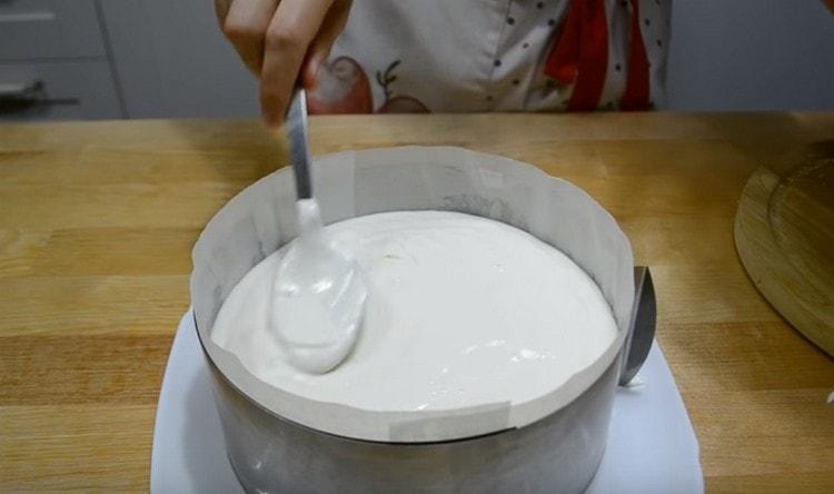 Livelliamo il soufflé e lo inviamo al frigorifero.