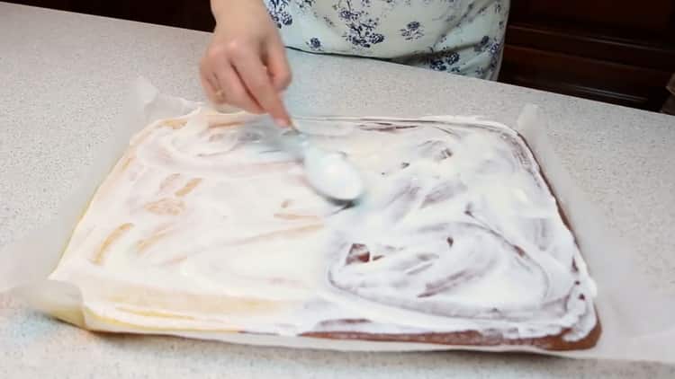 Per fare una torta, lo smithan secondo una ricetta passo-passo con una foto, ungere le torte con panna acida