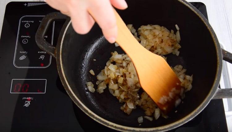 Mescola tutto in modo che le spezie regalino il loro aroma.