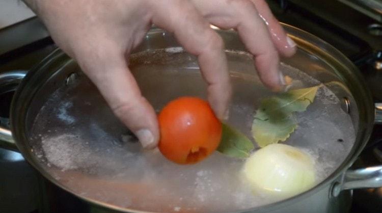 Aggiungi il pomodoro al brodo.