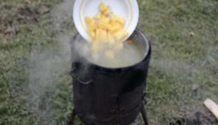 È tempo di aggiungere patate al piatto.